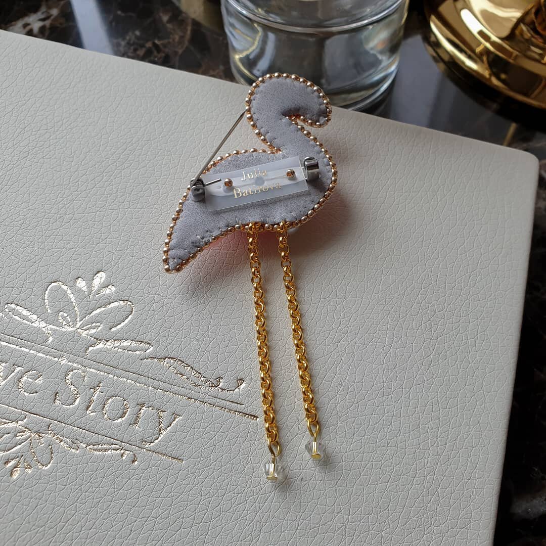 Брошь ручной работы из бисера, бусин и кристаллов 