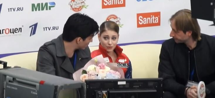 Сергей Розанов, Алена Косторная, Евгений Плющенко во время финала кубка России по фигурному катанию. Источник фото: YouTube канал Figure Skaters.