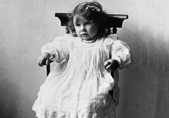 Маленькая Елизавета. Она родилась в богатой аристократической семье, однако не была принцессой. Поэтому никто даже и подумать не мог, что эта девочка - будущая королева.