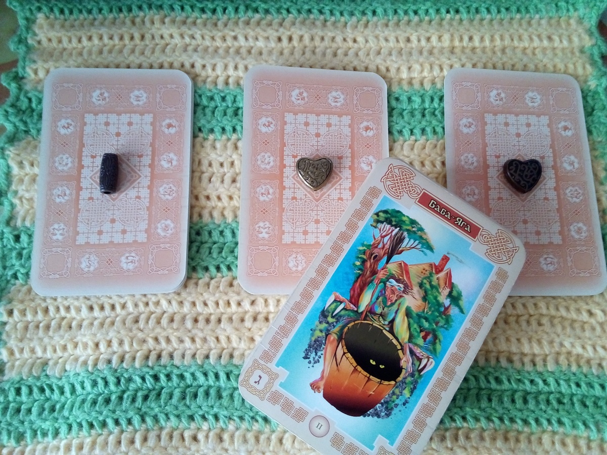 Варианты прогноза и карта на дне колоды, дающая основные рекомендации дня. Ее можно использовать, как дополнение к вариантам, так и самостоятельно. Фото автора