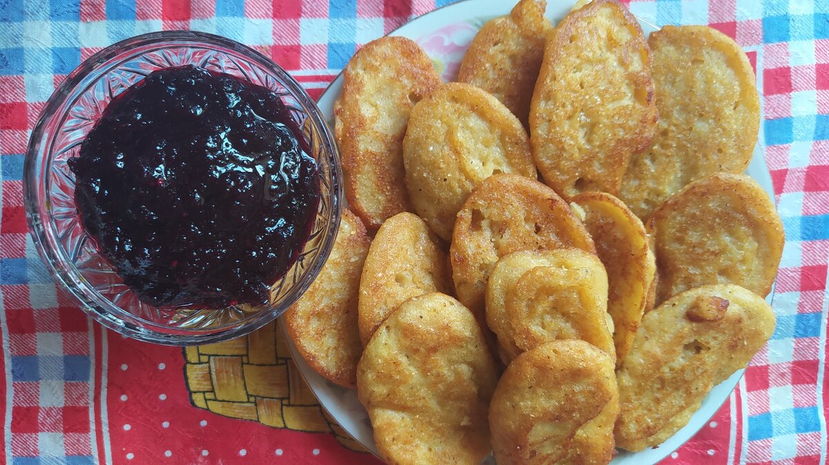 Фото автора. Оладушки из кукурузной муки. Варенье из черноплодной рябины