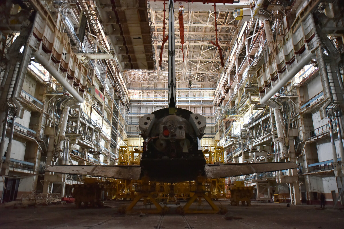 Если присмотреться, можно разглядеть силуэт человека в правом нижнем углу