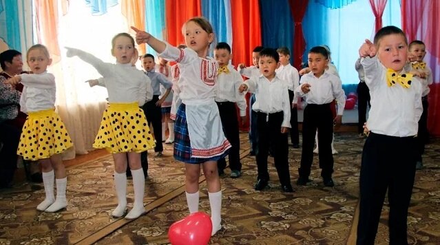 Далеко от мамы видео. Танец далеко от мамы в детском саду. Танец на день России в детском саду старшая группа. Танцевальная группа ромашки. Танец ромашки в детском саду.
