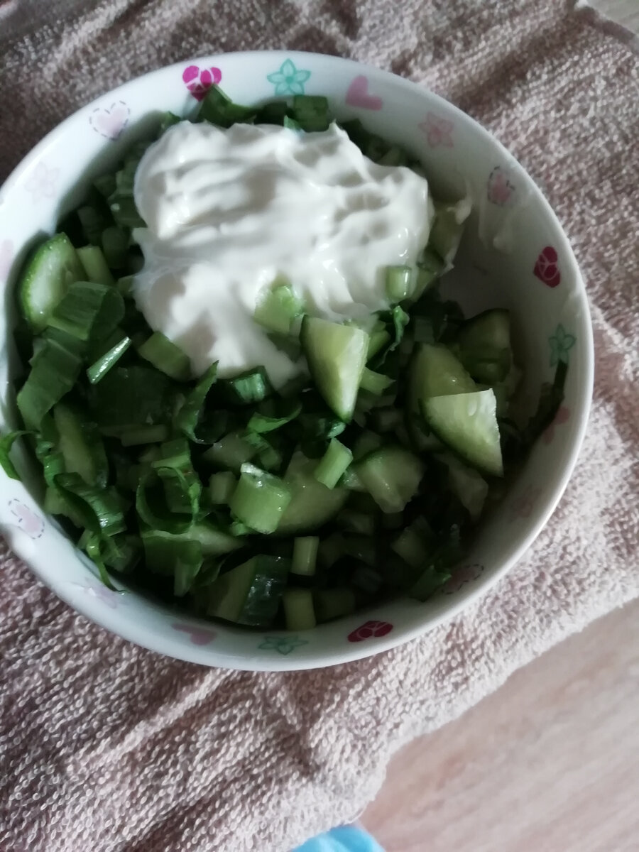 Простенький витаминный салат из колбы. Запаааах. Фото автора. 