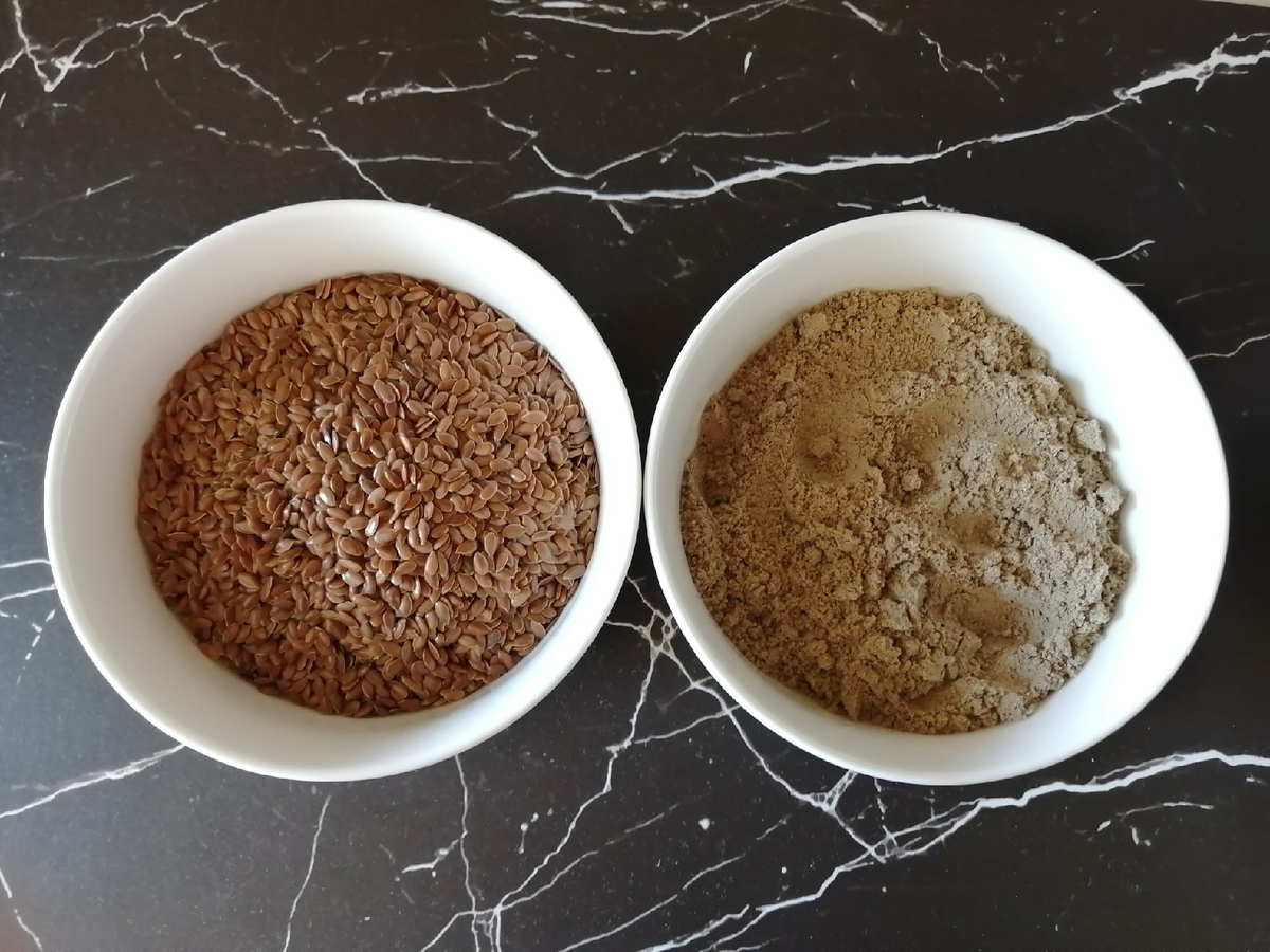 Слева цельные льняные семечки, справа льняная полуобезжиренная мука марки "Пудов". Можно также купить льняной урбеч.