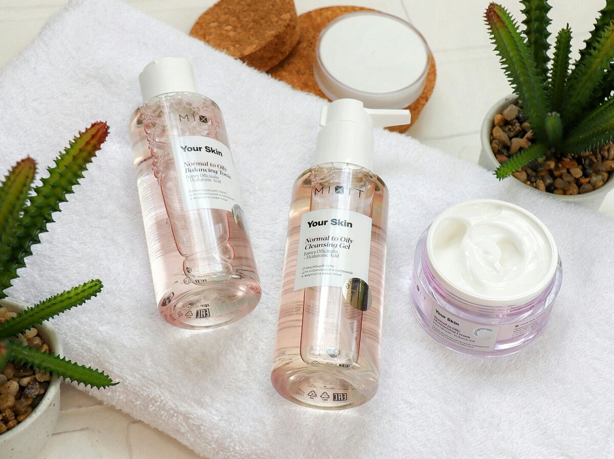 Сразу после умывания, тоника и нанесения крема кожа выглядит более гладкой, матовой. Помните - полностью избавится от пор нельзя, можно их лишь слегка сузить, а декоративной косметикой - сгладить