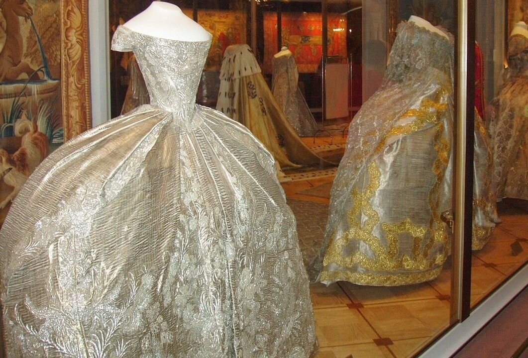 Справа - венчальное платье Екатерины II, слева - коронационное платье Елизаветы Петровны