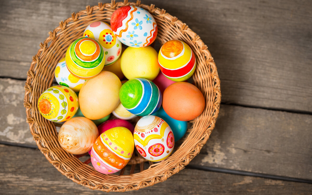 В 2021 году празднование Пасхи приходится на 2 мая. Традиционные блюда пасхального стола – это крашенные куриные яйца, пасха (творожное лакомство, приправленное с изюмом, курагой или цукатами), кулич.