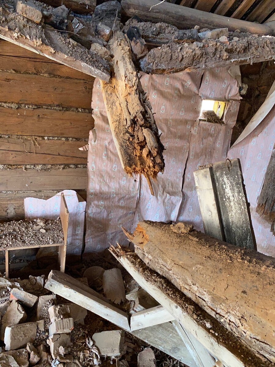 Когда это был крепкий деревенский дом. Сейчас - простая заброшка ...