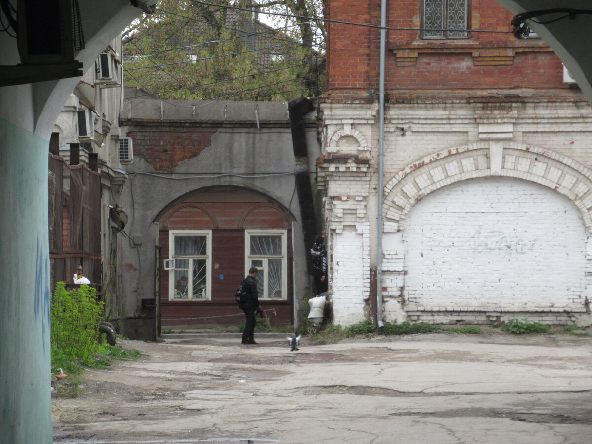 Заглянул в калитку ворот дома 21 по пр. Ленина, а там открылось виду такое вот интересное здание