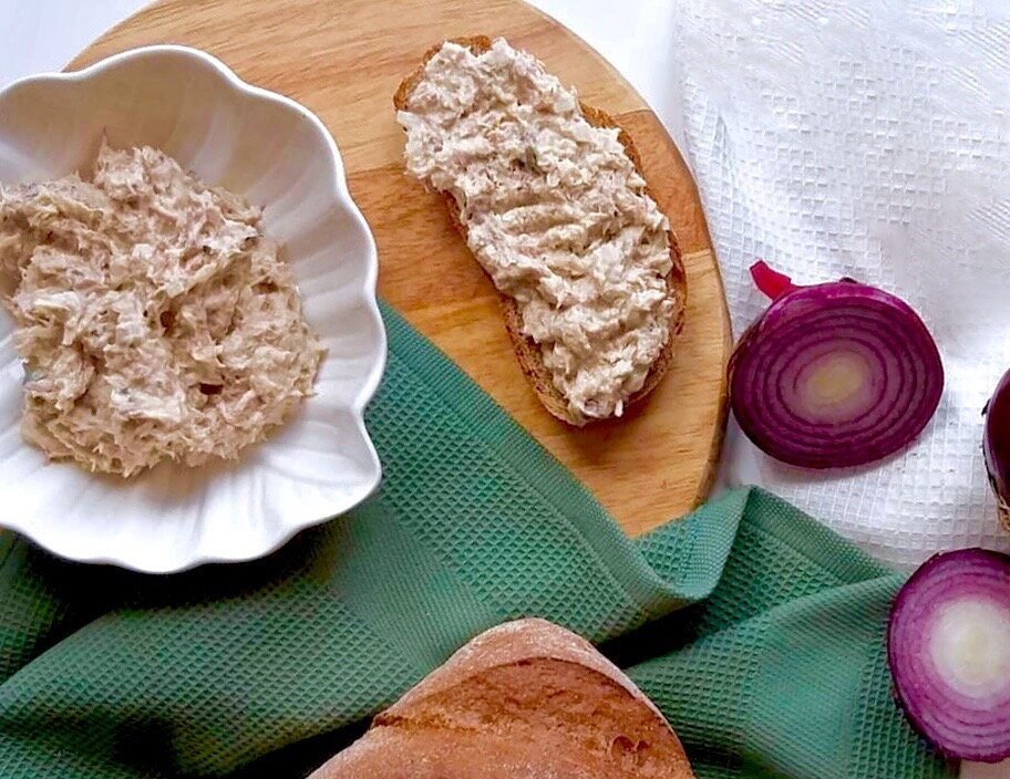 Рийет из скумбрии с черносливом и сливочным хреном.