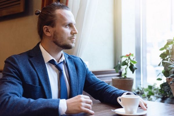 Мужчина практичнее, у него все женщины аккуратно разложены по полочкам.