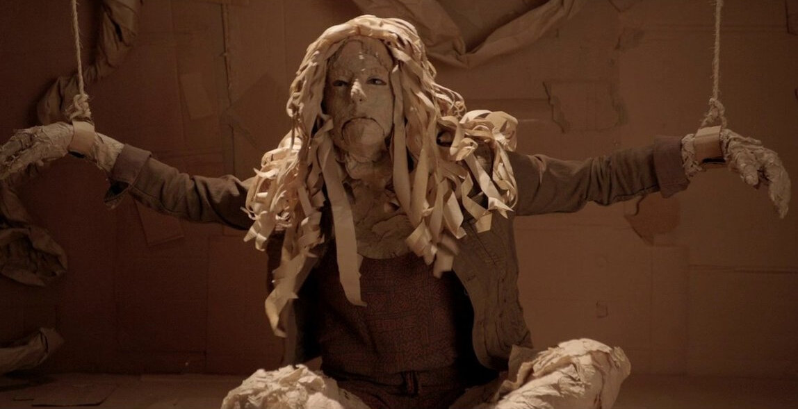 Кадр из фильма "Дэйв сделал лабиринт" 2017 год.