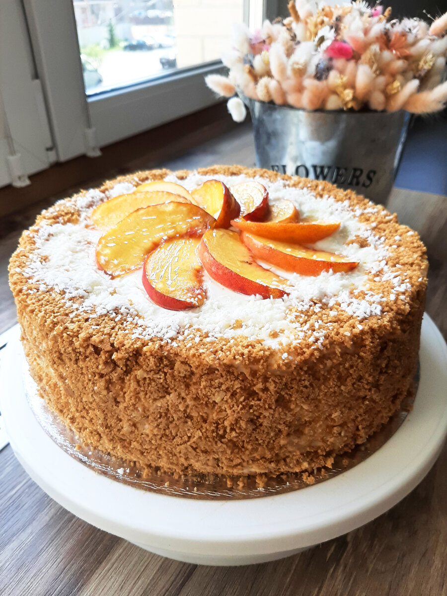 Слоёный торт с персиками и сливочно-кокосовым кремом. Фото автора