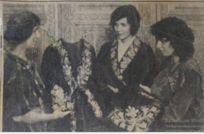 Фото из местной Ургенчской газеты, обнаружили его совершенно случайно, в эту газету было мясо завернуто, соседка прибежала и принесла. А ведь нам даже не позвонили, что газета вышла, да и мы не ловили их выпуски. В центре Таня в том самом халате, второй халат на манекене рядом с нею, Справа Лана, а слева я. Тогда дети смелись надо мной, не чувствую ли я себя звездой экрана? Столько съемок было, а ни одного видео не осталось, как-то не додумались договориться, чтобы нам копию дали.