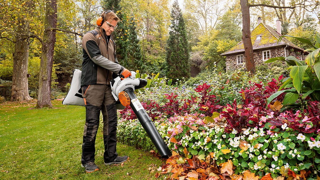 Убираем сад при помощи пылесоса-воздуходувки. Иллюстрации взяты из открытых источников.