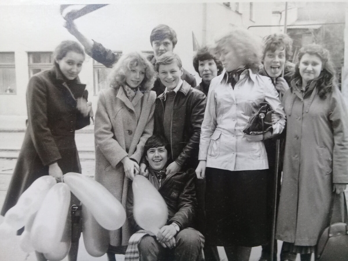 Фото автора. Художественное училище, Куйбышев( Самара), 1 курс, 1980 год. Идем на демонстрацию на 7 ноября.