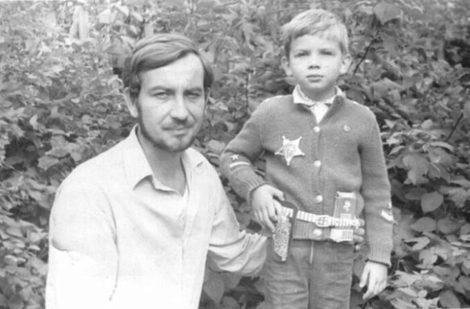 Маленький Паша с отцом. Из открытых источников. 