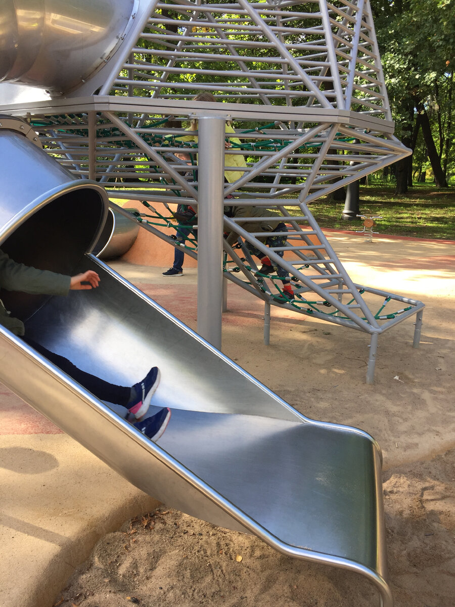 Детская площадка с экскаватором на Крестовском 