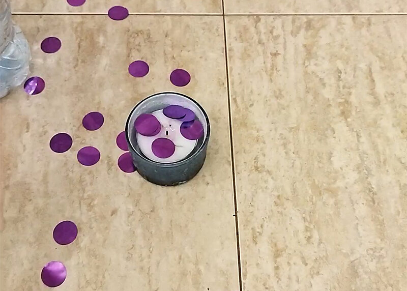 Если в шарике будут блестяшки - опыт получится эффектней 