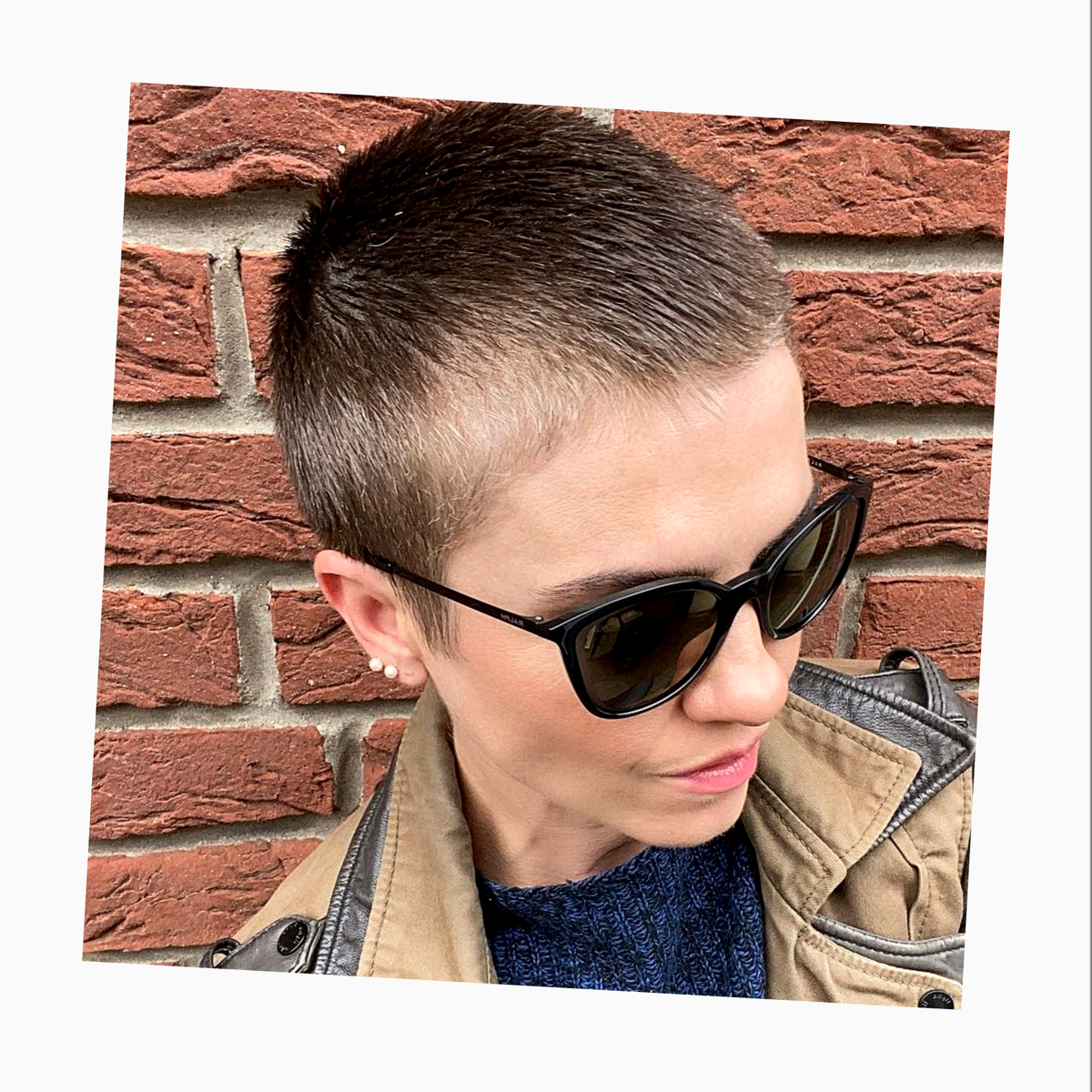 Здесь сложно придумать что-то индивидуальное. Сама стрижка подчёркивает нечасто встречающийся образ. Можно дополнить окрашиванием.