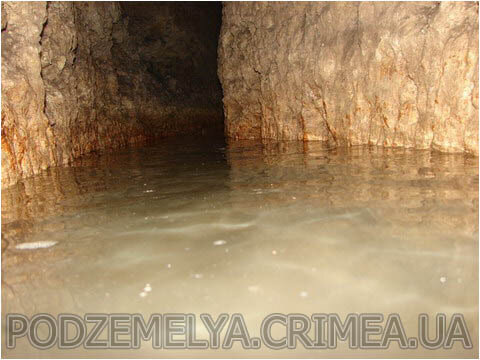 Кяризы были построены с уклоном для того, чтобы вода текла самотеком. Вода стекала и накапливалась в большом резервуаре, который находился на территории старых турецких бань. Фото: podzemelya.crimea.ru