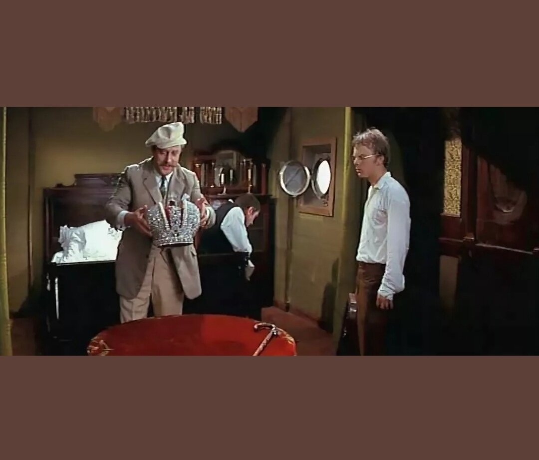 В фильме фигурирует, разумеется, не оригинал короны, а изготовленная из страз копия.