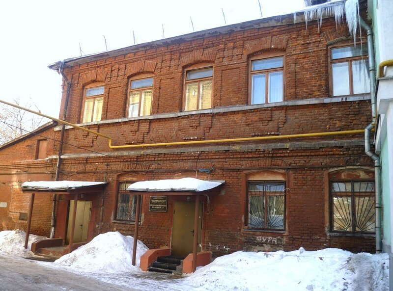 Бауманская улица, 20, к.7. Позади участка купца Карасева находился Московский цинковальный завод, построивший в 1903 году для своих рабочих и окрестного населения "торговые" бани, чаще их называли "Девкины бани". Здание сохранилось - оно находится напротив бывшей колокольни, в глубине двора. Источник https://investmoscow.ru.