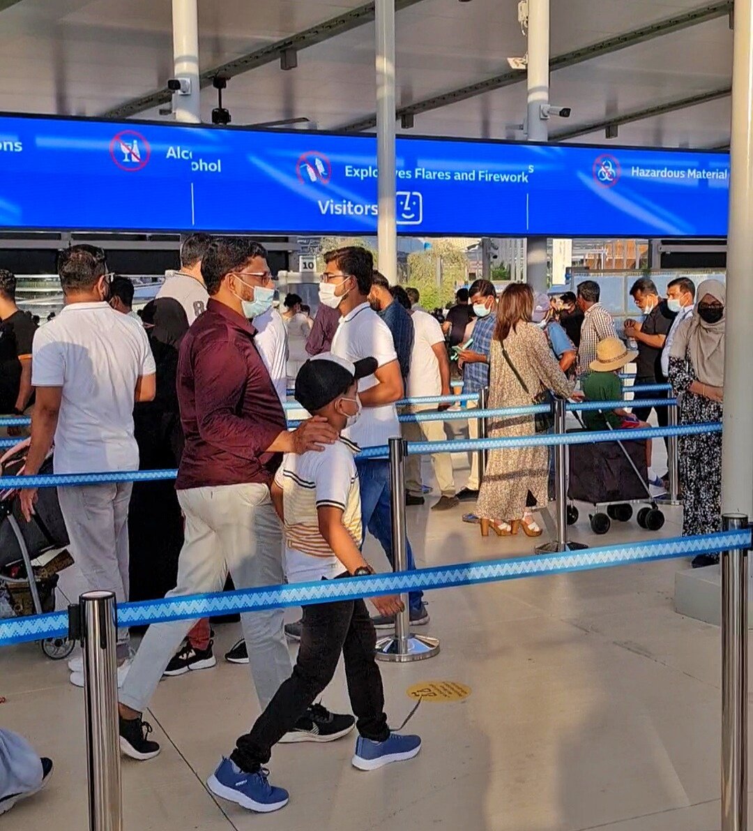 Очередь на досмотр перед входом на территорию выставки