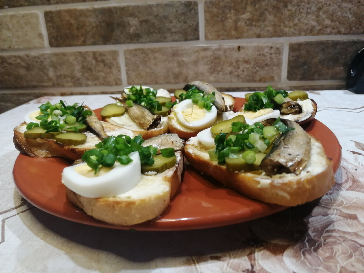 В 90-е такие бутерброды были блюдом праздничного стола. 