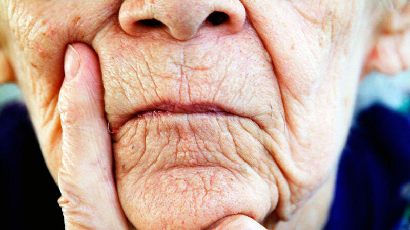 Людям старшего возраста часто доставляет неудобство ощущение сухости во рту.-2