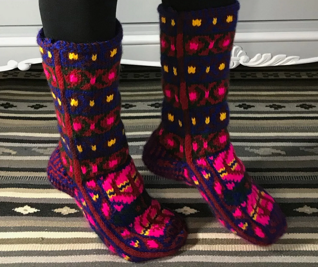 Очень похожего вида джурабы подарили мне. Фото взято у https://www.livemaster.ru/item/35403308-aksessuary-noski-vyazanye-vruchnuyu-dzhuraby