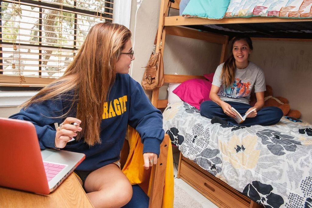 В хостелах часто бывают специальные женские комнаты