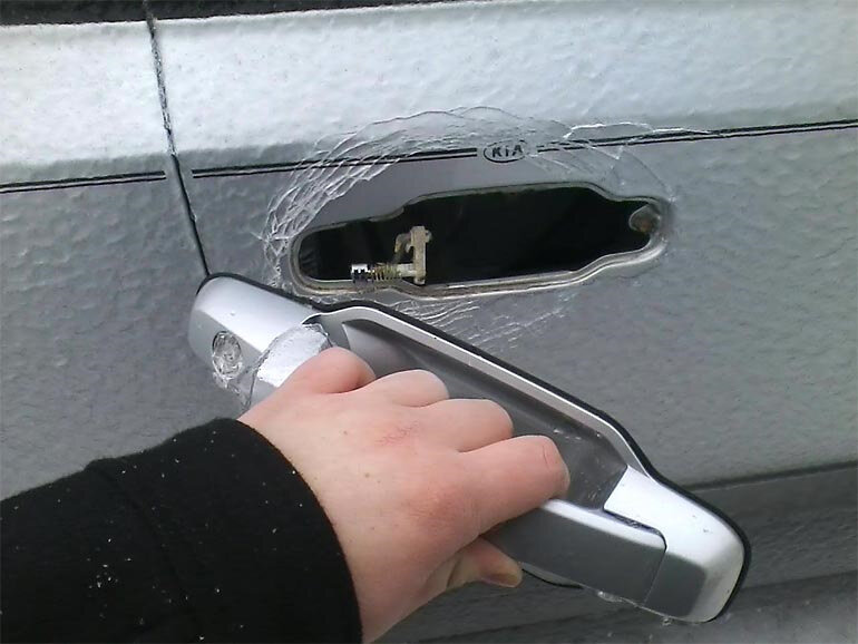 Как открыть дверь машины, если она примерзла, чтобы не повредить резиновый уплотнитель