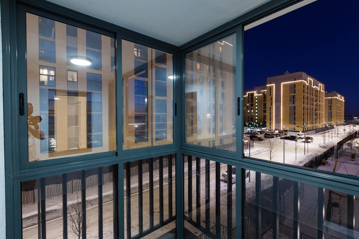 Витражное остекление лоджии. Остекление многоэтажного комплекса. Остекление новостроек. Балкон в новостройке. Панорамное остекление калева.