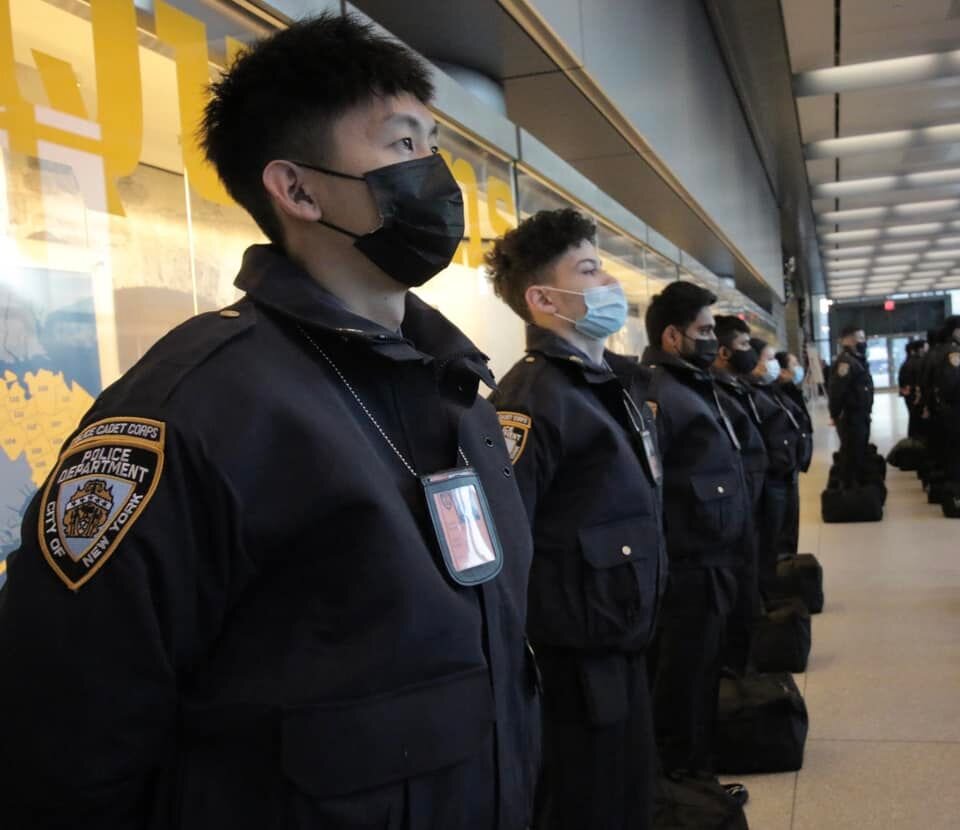 Обучают усердно. Никаких поблажек