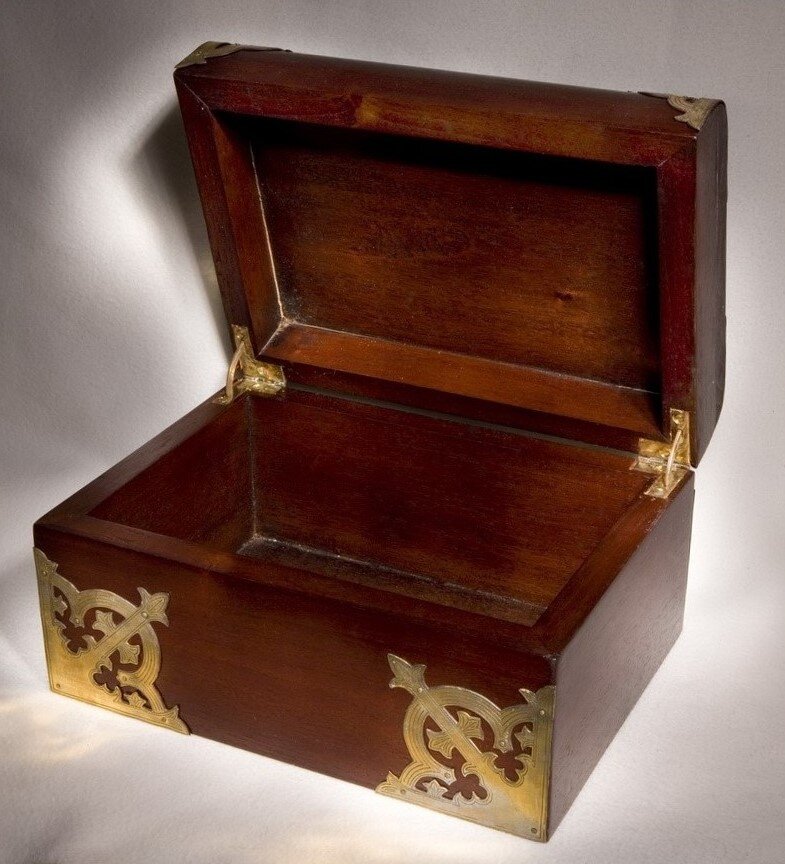 
Секрет шкатулки откройте на сайте likartel.ru
Красивая шкатулка есть не в каждом доме. Если у вас ее нет – обязательно заведите. Простой, казалось бы, с виду, предмет, обладает притягательной силой. Её непременно хочется открыть и заглянуть – что же там хранится под изящной крышкой.  Шкатулка всегда хранит какую-то тайну, скрытую от любопытных глаз. Нередко в ней лежат дорогие сердцу предметы, перебирая которые, вы погружаетесь в приятные воспоминания. Зачастую в шкатулках десятилетиями хранятся  мелочи, связанные с вашим детством или безделушки, которые помнят руки давно ушедших предков. Словом, каждая шкатулка хранит память, которая с каждым годом становится более ценной, становясь историей.
Сама шкатулка, как предмет, появилась в России при Петре I. Она явилась на смену византийским ларцам. Первые шкатулки пришли в Европу из Японии и Китая. В этих странах шкатулке придавалось особое значение. Каждая из них была произведением искусства.  Покрытая тонкой росписью, она была ценным подарком, в ней хранили драгоценности и сакральные предметы.
  
В Европе шкатулки были предметом роскоши. Их покрывали тонкой резьбой, украшали золотом, серебром и       драгоценными камнями. Обитая изнутри шелком, шкатулка для драгоценностей порой стоила намного дороже того, что в   ней хранилось. Зачастую шкатулочка была с секретом. Чаще всего это было двойное дно, потайные ящички и зеркальная   обманка.
  Яркий след в истории оставили музыкальные шкатулки. Они всегда были изысканны в отделке и сложны в устройстве. До    наших дней сохранились отдельные редкие экземпляры, и если вам посчастливилось держать в руках старинную музыкальную шкатулку, считайте, вы прикоснулись к истории. 

 Современные технологии лазерной резки дали вторую жизнь шкатулке. Лазерная резка дерева и фанеры позволяет создавать шкатулки и шкатулочки сложной формы, украшать их деревянным кружевом и памятными надписями. Станок с ЧПУ режет детали шкатулки по заранее созданному макету. В него можно заранее внести надписи и рисунки. Макет тем и хорош, что еще до начала резки можно внести исправления или дополнить будущее изделие согласно вашей фантазии. После того, как детали вырезаны, их покрывают защитным составом, лаком и морилкой. Собранная шкатулка будет именно такой, как вы видели её в макете.
При выборе шкатулки надо руководствоваться нехитрыми правилами:
Для хранения швейных предметов стенки и дно должны быть сплошными, без резного узора. Обязательно наличие отделений, ярусов или встроенных маленьких ящичков.
Для документов или писем нужна большая плоская шкатулка.
Для хранения денег тоже нужна плоская шкатулка. В нее можно и замок вставить. А вот если изнутри стенки и дно денежной шкатулки имеют красный цвет – хранящиеся там купюры будут притягивать достаток в ваш дом. В крайнем случае, можно просто застелить дно красной шелковой тканью.
Для драгоценностей нужна шкатулка, имеющая дорогой вид и хотя бы два отделения для разного вида украшений.
Шкатулка с кружевными стенками и крышкой прекрасно подойдет для хранения мелких предметов, например, запасных ключей от дома, машины и дачи. Она заменит ключницу, а нужный ключик всегда будет на месте.
Наши художники создают шкатулки любых размеров и формы. Хранительница тайн, созданная в нашей мастерской, может быть ажурной или строгой, с памятной надписью или тонким рисунком.  Любая из них станет интересным подарком или уютно поселится в вашем доме, храня в себе ваши секреты и милые сердцу ценности.
