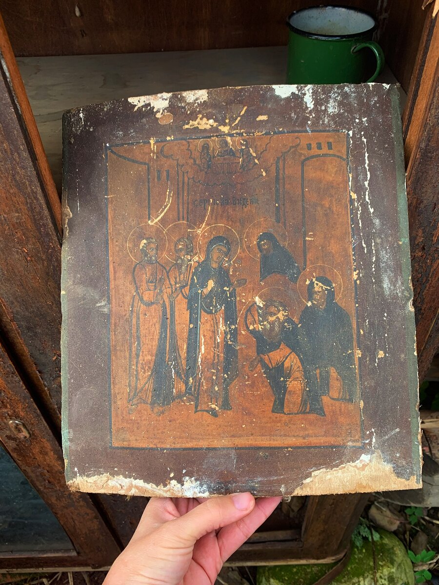 Вот она красавица, хорошо что древняя икона не мокла под дождем, но уличной Октябрьской сырости ей, к сожалению, хватило и без этого(((