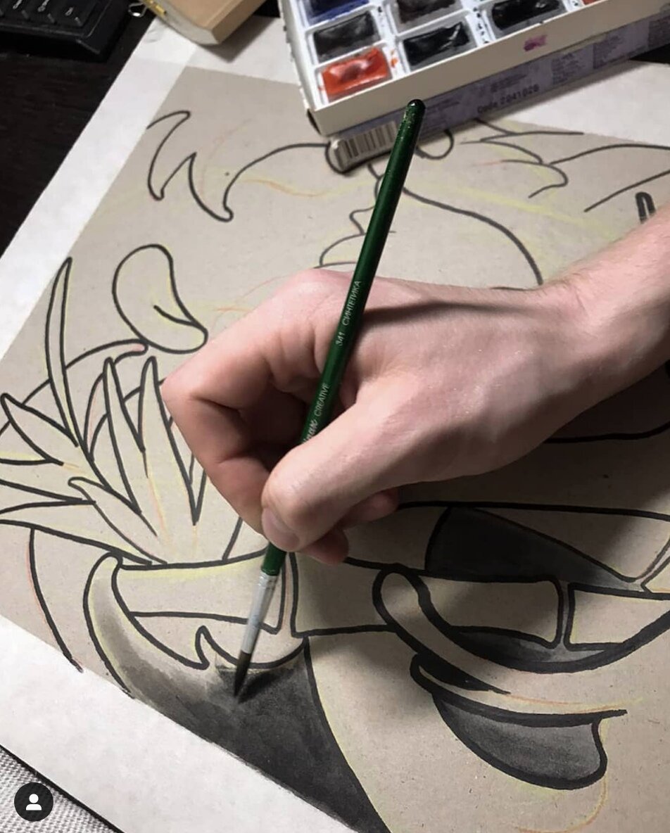 Мастер студии Иван Шляпников за созданием большой картины для интерьера студии