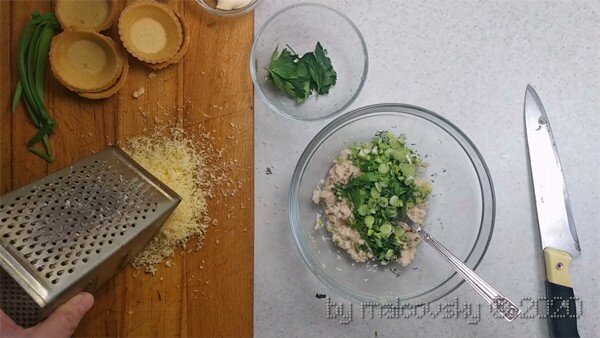 Тарталетки с печенью трески и огурцом