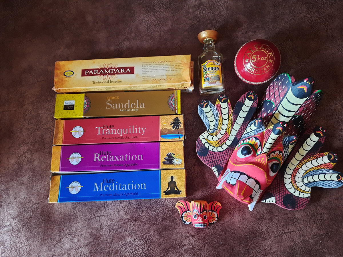 На фото: благовония, маска Ракша, магнитик с маской, мяч для крикета, текила 50 мл из дьютика (мы такие коллекционируем)