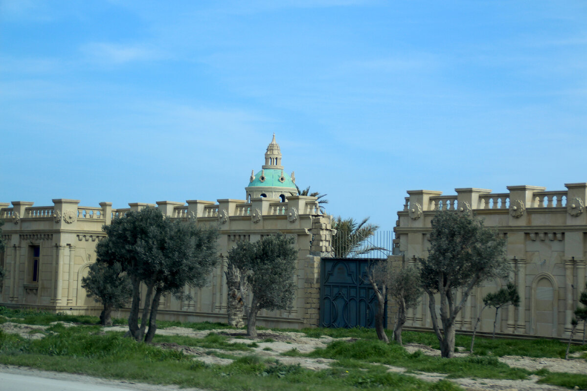 За "крепостной" стеной - одна из президентских резиденций. Азербайджан. Фото автора.