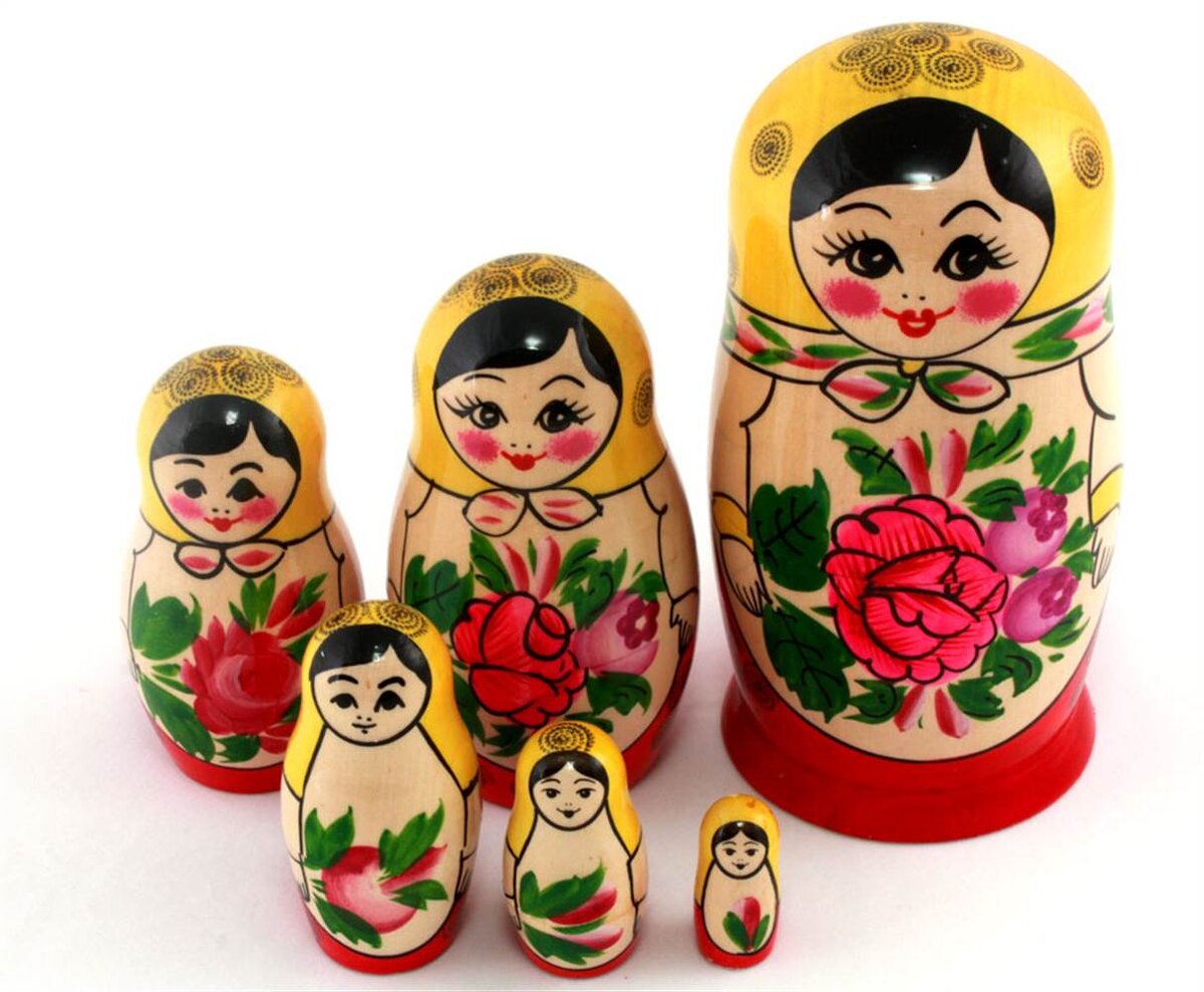 Материалы для работ : - квадрат белой бумаги;
- клей;
- ножницы;
- фломастеры.
1.	Из белого листа бумаги сделаем квадрат 15см на 15см
 
2.	От вершины сложить боковые края к центру.
 
 
3.	Перевернём нашу фигуру и наметим карандашом пунктирные линии, место разреза ножницами
 
4.	Сделаем по этим пунктирным линиям разрезы с двух сторон и от вершины загнём надрезанные углы внутрь.
 
5.	Отрежем ножницами лишние уголки у платочка матрёшки и вернём к серединной, вертикальной линии боковые стороны.
 
6.	Загнём боковые углы внутрь – это имитирующие ручки нашей матрёшки
 
7.	Перевернём нашу матрёшку. Верхний и нижний уголки отогнём внутрь, как показано на образце
 
8.	Снова перевернём нашу фигуру. Получилась вот такая матрёшка
 
9.	Теперь осталось раскрасить поделку и матрёшка будет готова.
