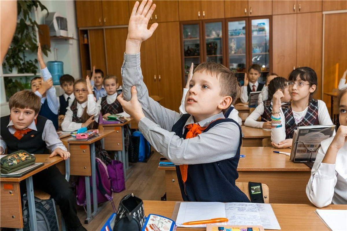Дети отвечают. Школьники младших классов. Дети в школе. Ученики в школе. Школьники на уроке в школе