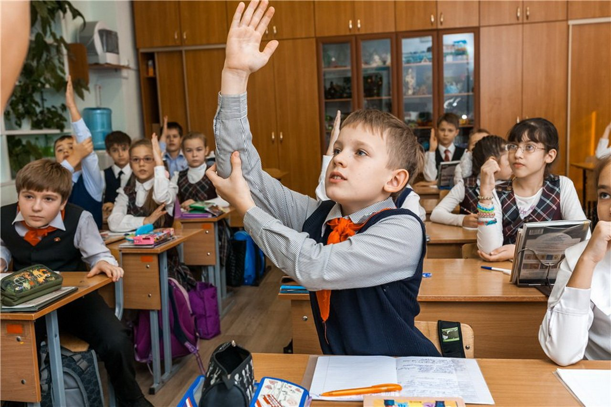 Школьники младших классов. Дети в школе. Ученики в школе. Школьники на уроке в школе. Почему младших классов