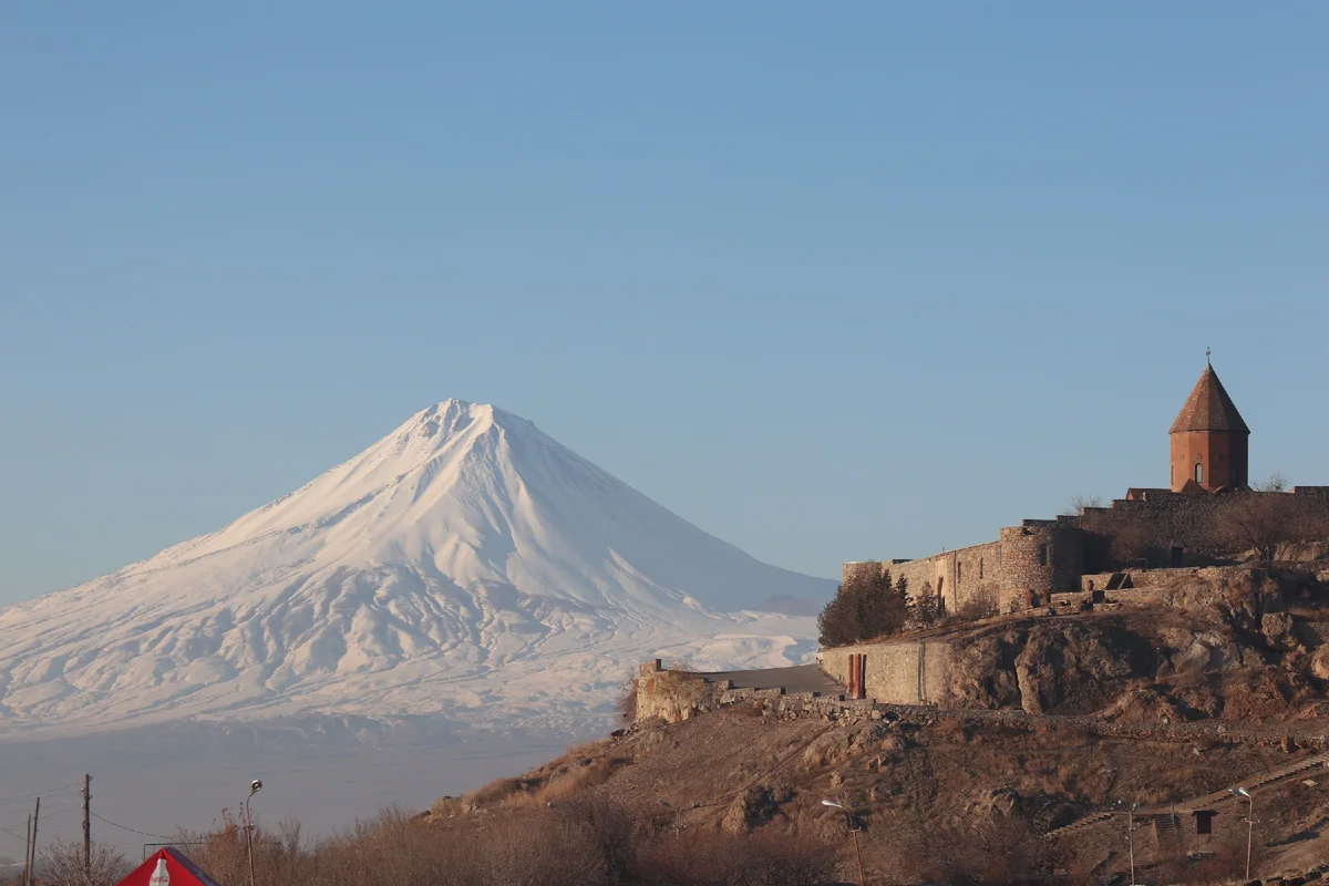 Armenia ararat. Ереван монастырь хор Вирап. Монастырь хор Вирап в Армении. Гора Арарат и хор Вирап. Хор Вирап Армения Арарат.