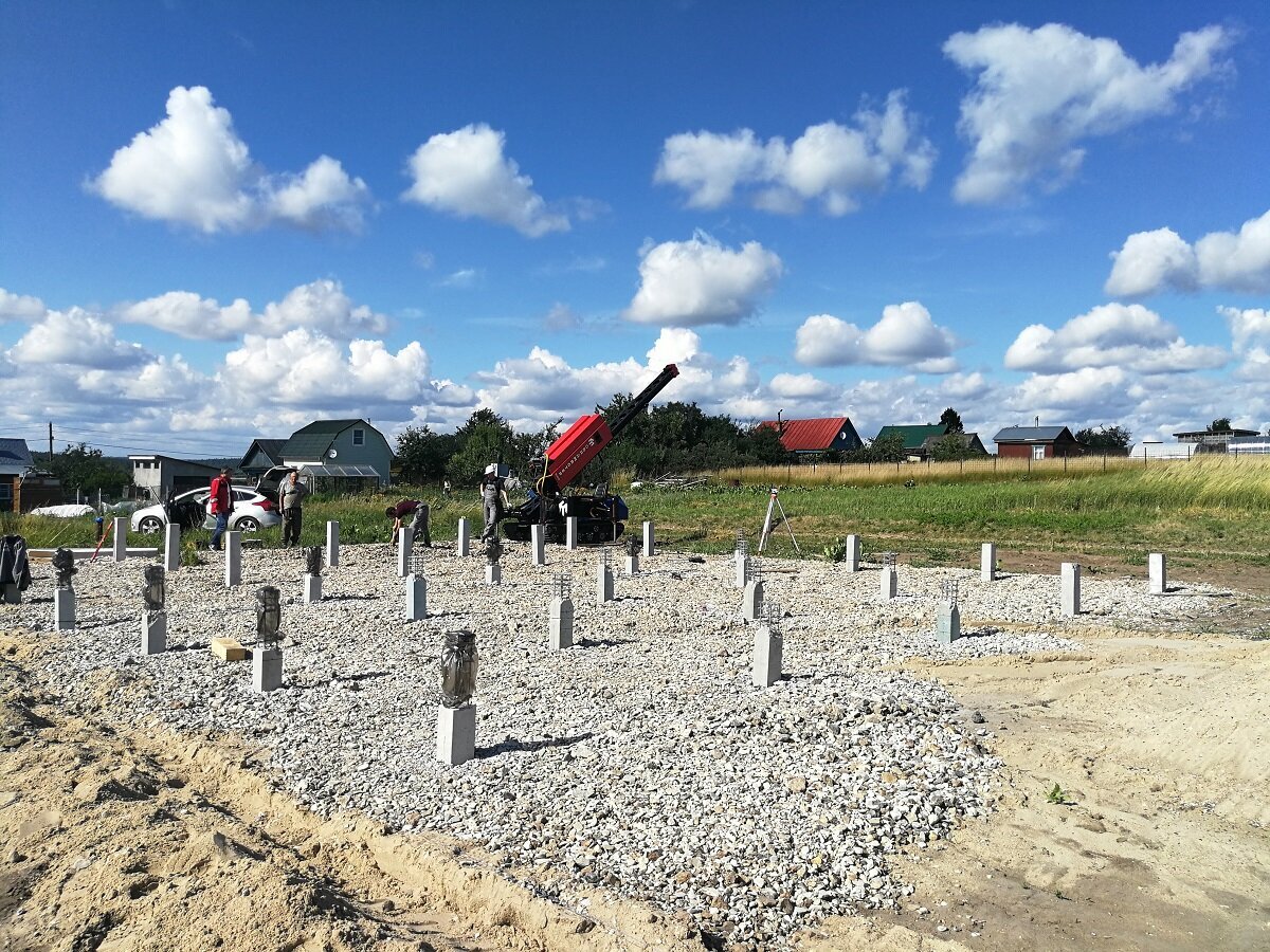 Отсыпанные сваи с разбитыми оголовками, утепление сваи не сделано-ошибка