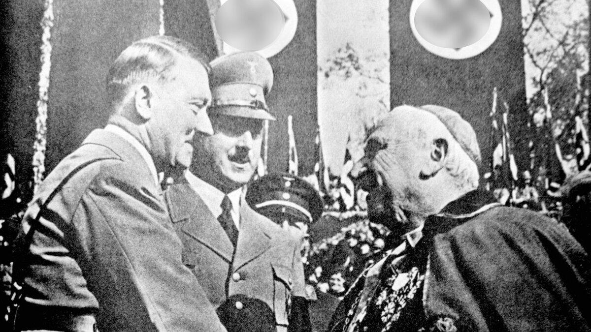 Гитлер и представитель Ватикана.