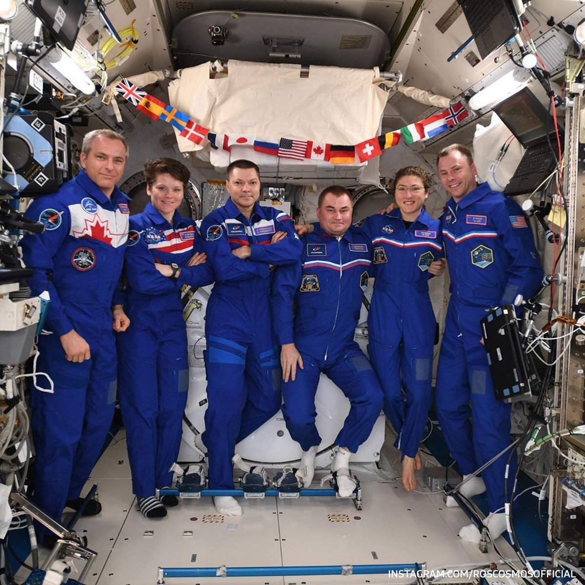 Какие российские космонавты сейчас в космосе. Экипаж МКС. Станция МКС. Современные космонавты. Международный экипаж МКС.