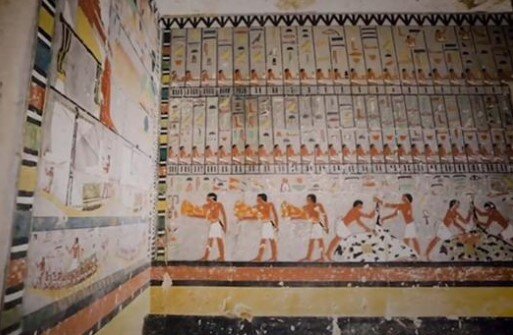 Ярко окрашенные стены 4300-летней гробницы, обнаруженной в Египте.